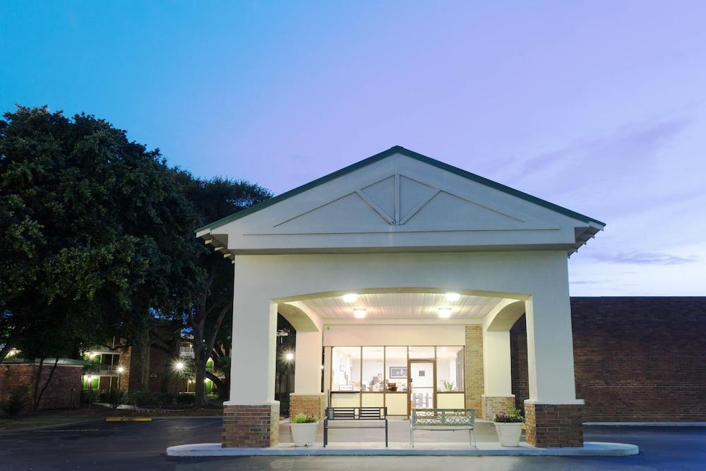 Days Inn By Wyndham Mt Pleasant-Charleston-Patriots Point Esterno foto