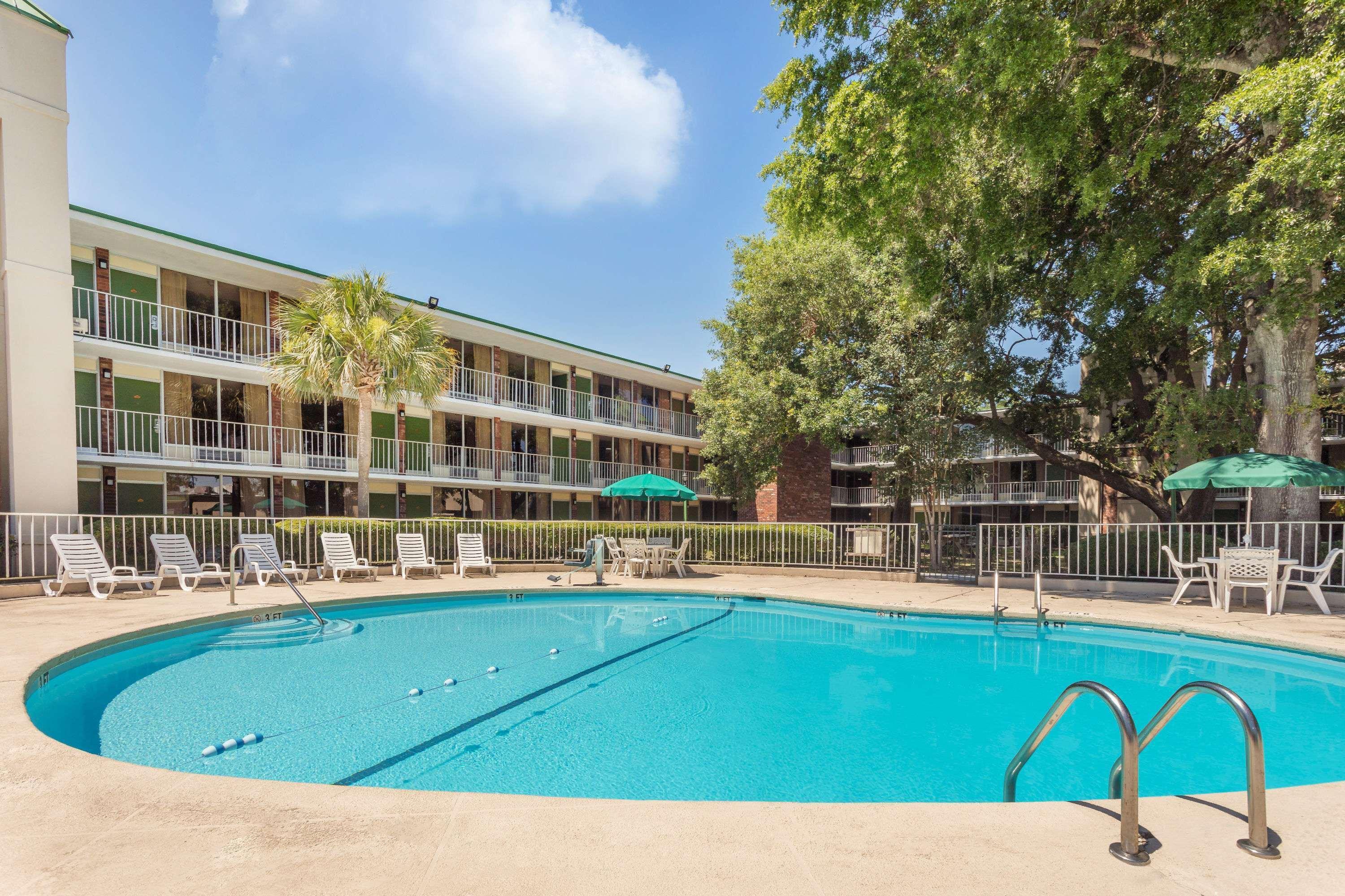 Days Inn By Wyndham Mt Pleasant-Charleston-Patriots Point Esterno foto